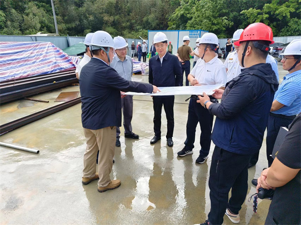4月28日，市委常务、常务副市长任生调研新安江防洪项目建设情况，黄山爱游戏在线（中国）集团副总经理张高峰陪同调研。.jpg