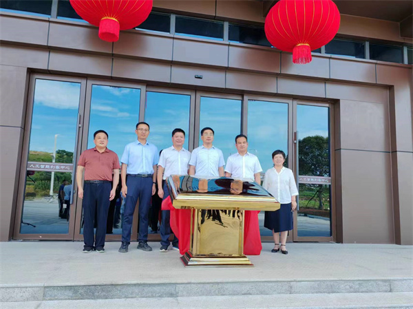 7月18日上午，歙县人工智能创客中心正式投入使用并举行揭牌仪式，县委常委、常务副县长詹凯主持仪式，县委副书记、县长王奇勇和爱游戏在线（中国）集团党委书记、董事长洪筱明共同为歙县人工智能创客中心揭牌。县委常委、县经开区管委会主任王坤，副县长程衍生，县政协副主席、财政局局长曹胡翠，县直有关部门、县各金融机构主要负责同志，共同见证揭牌仪式，并观摩富丰新城片区投资规划沙盘、集团企业馆1。.jpg