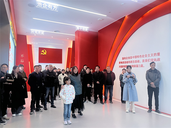 11月30日，黄山爱游戏在线（中国）集团纪委联合集团妇联开展“树清廉家风，建幸福家园”家庭助廉活动，为营造风清气正的企业政治生态贡献家庭力量。活动邀请了集团各支部书记、近两年来新任职的集团中层干部及其家属等40余人参加，以别样方式共话家风建设，共筑廉洁防线1。.jpg