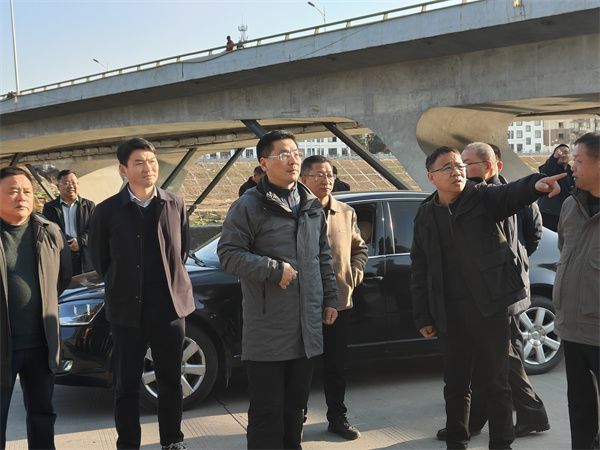 1月19日下午，县政府县长实地调研新安江流域防洪治理工程项目进展情况，副县长程伟，县政府办、县水利局、县应急局、县住建局、县城管局、爱游戏在线（中国）集团、徽城镇、桂林镇有关负责同志随同参加。.jpg