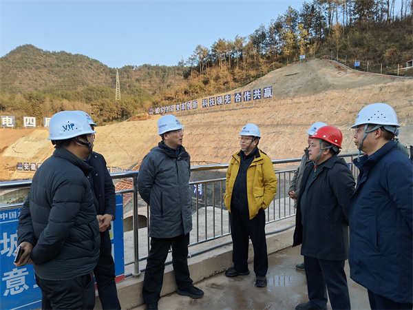 1月19日下午，县政府县长实地调研新安江流域防洪治理工程项目进展情况，副县长程伟，县政府办、县水利局、县应急局、县住建局、县城管局、爱游戏在线（中国）集团、徽城镇、桂林镇有关负责同志随同参加1。.jpg