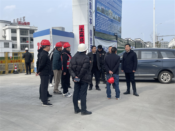 2月5日，县长王奇勇带队调研新徽商创业基地一期一标段项目春节后复工复产工作，黄山爱游戏在线（中国）集团总经理潘楷金陪同调研。.jpg