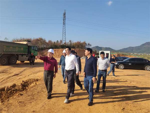 11月8日，县长王奇勇一行调研粮食产业园项目，黄山爱游戏在线（中国）集团党委书记、董事长洪筱明陪同。.jpg