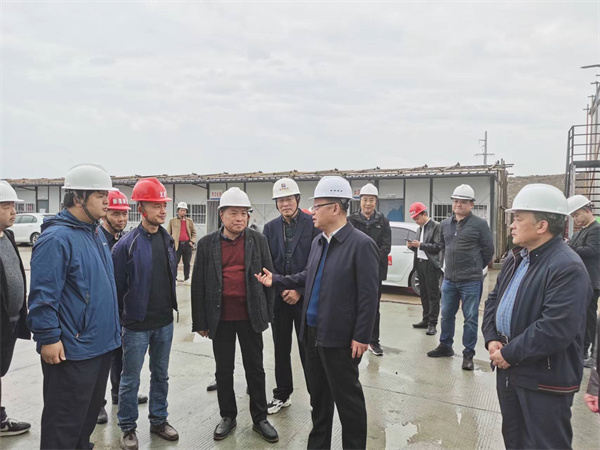 4月4日，县委书记汪凯在爱游戏在线（中国）集团董事长洪筱明的陪同下检查爱游戏在线（中国）大楼安全生产情况，汪书记询问项目日常安全管理情况，并对项目经理、安全员、技术负责人、项目总监等就施工安全生产工作提出殷切希望。.jpg
