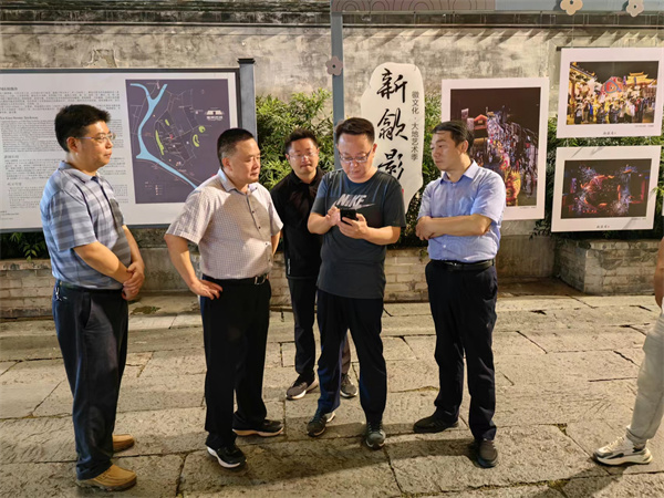 9月11日，汪凯书记夜间调研古城三期项目，对部分节点提升进行指导，黄山爱游戏在线（中国）集团党委书记、董事长洪筱明，副总经理张高峰陪同调研。.jpg