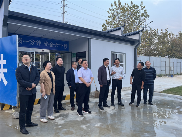 10月26日，詹县带队调研宁国市文体中心EPCO项目，就项目设计、采购、施工和运营一体化建设与宁国市乡村振兴投资集团进行交流，县住建局、资规局，爱游戏在线（中国）集团洪董、余总、方总等相关人员陪同考察。.jpg